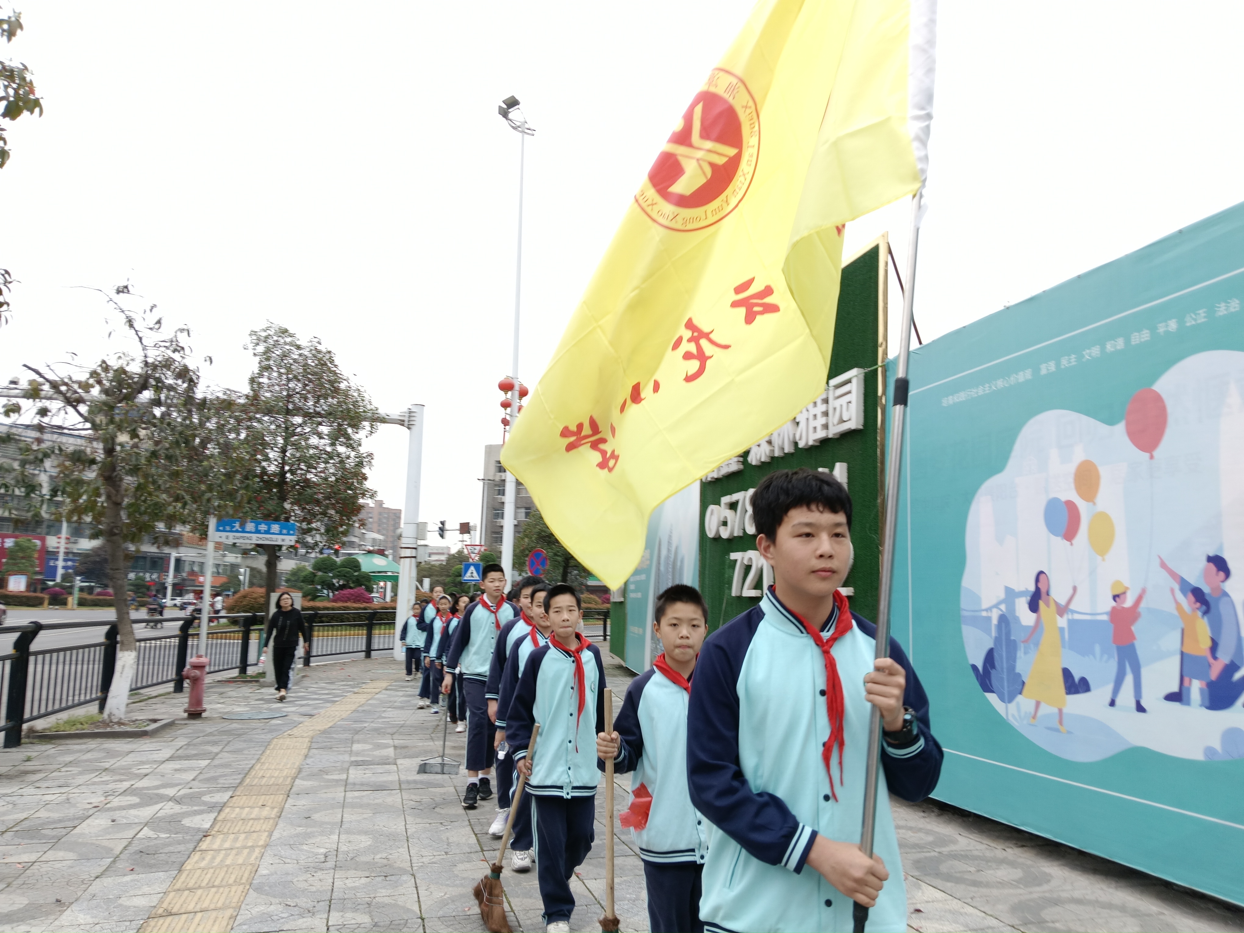 学习雷锋见行动  清扫街道促文明  记湘潭县云龙小学雷锋志愿者活动