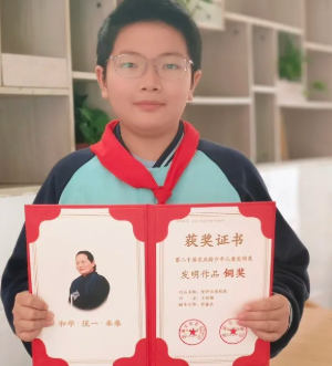 【科创少年】用发明守护同伴安全，我校王哲翰“智护云盾”校服闪耀全国赛场！