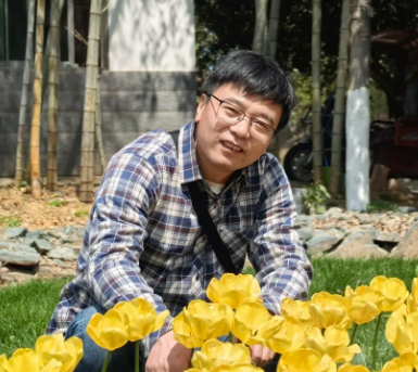 【师德典范】以艺育心，以情传道