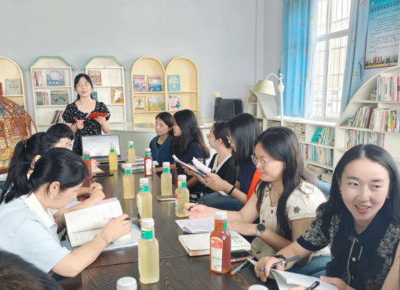 【卓越团队】夏日有风花满径 共读共思共成长——英语教研组读书分享会